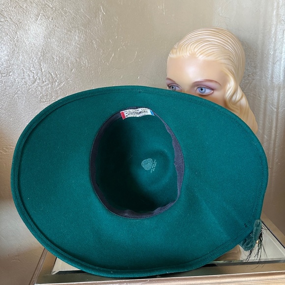 SENSATIONAL DESIGNER 1950\'s GREEN FELT WIDE BRIM HAT WITH METAL STUDS & FEATHERS